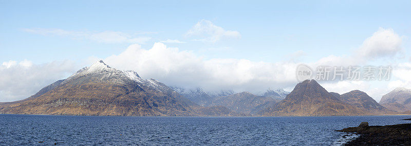 来自苏格兰Skye Elgol的Cuillin丘陵和Loch Scavaig